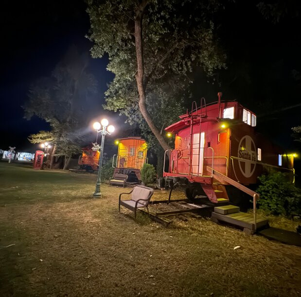 Featherbed Railroad Bed & Breakfast Resort主图