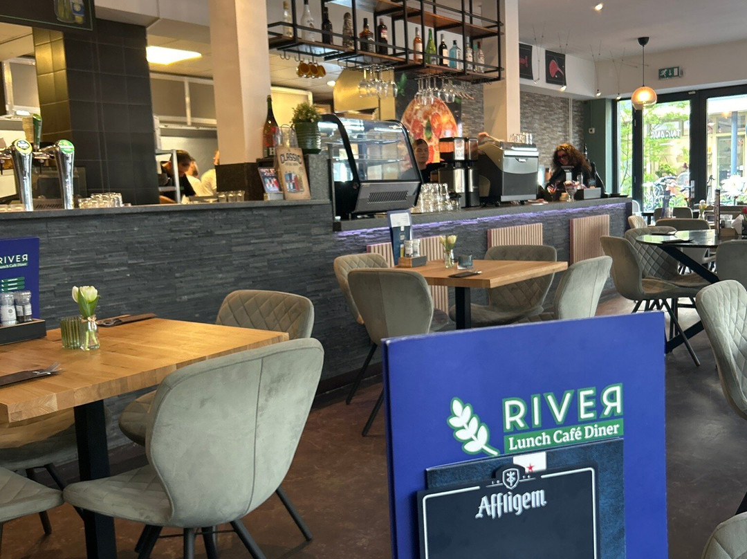 Restaurant En Lunchcafe River