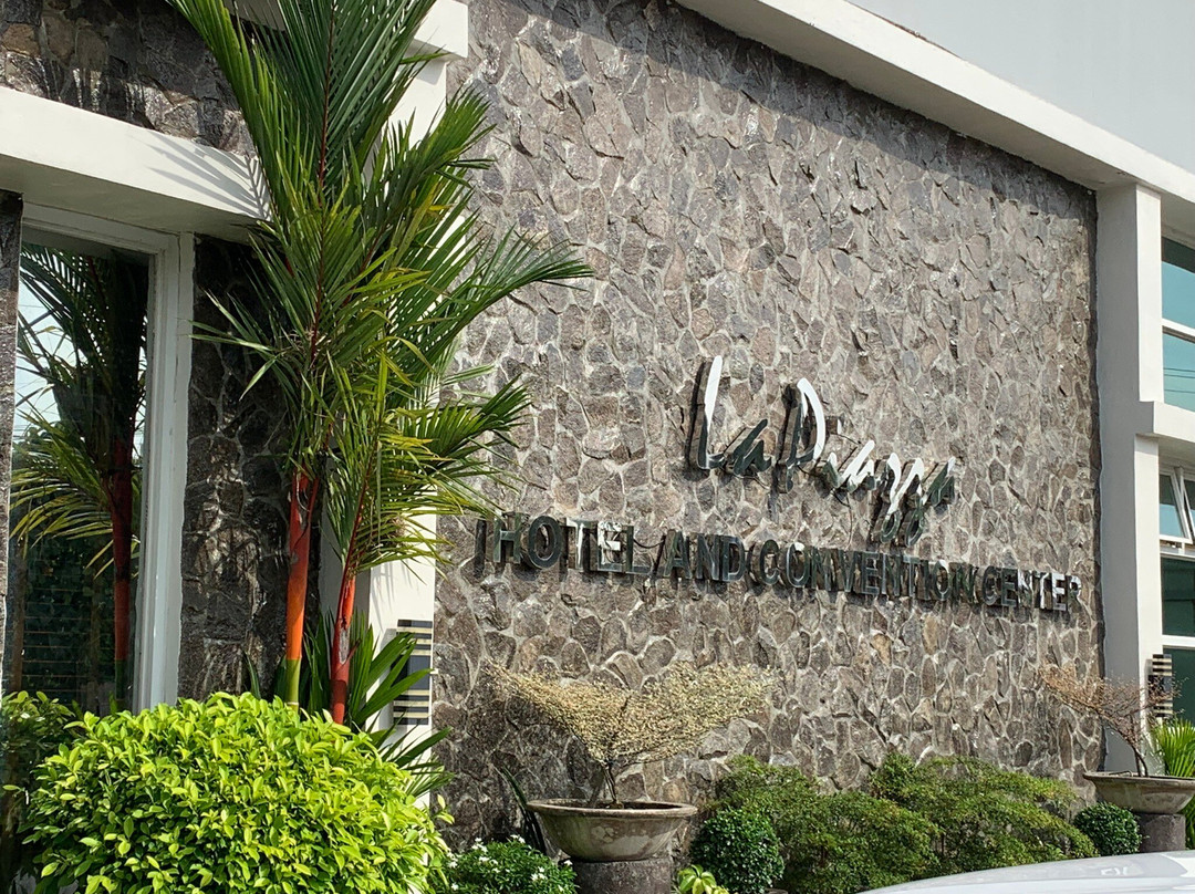 香格里拉广场饭店和会议中心主图