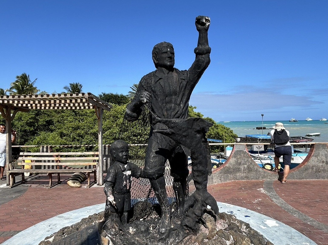 Monumento al Pescador Galapagueño-阿约拉港必去景点