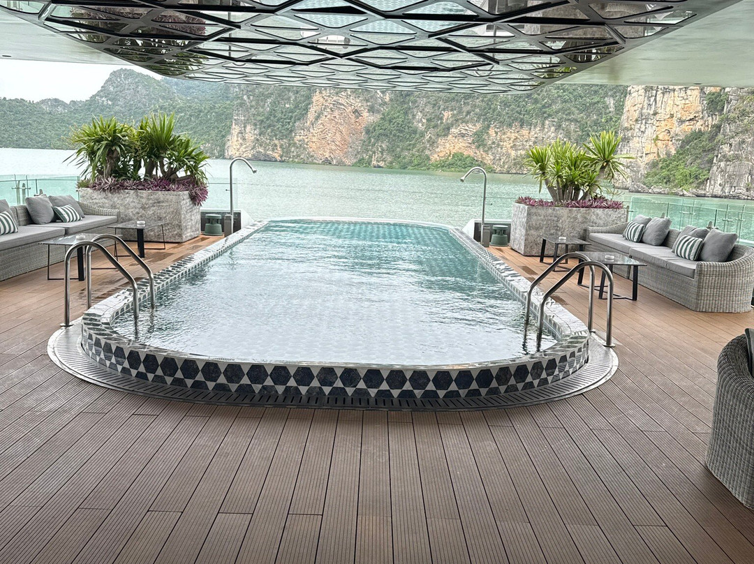 Elite of the Seas-下龙湾必去景点