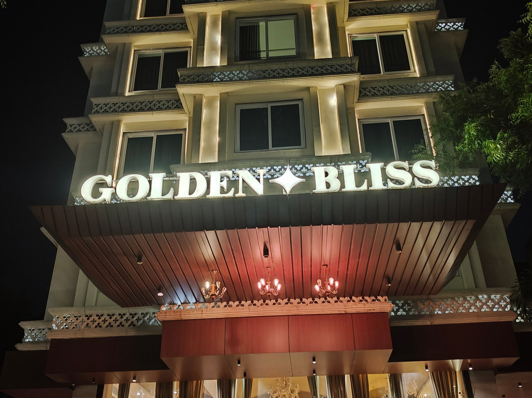 Treebo Tryst Golden Bliss Trimurti Nagar Square主图