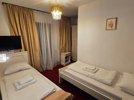 Complex Parc Pini Moinesti主图