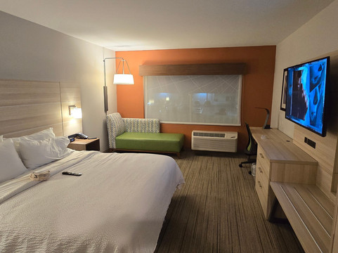 斯丹顿智选假日套房酒店主图