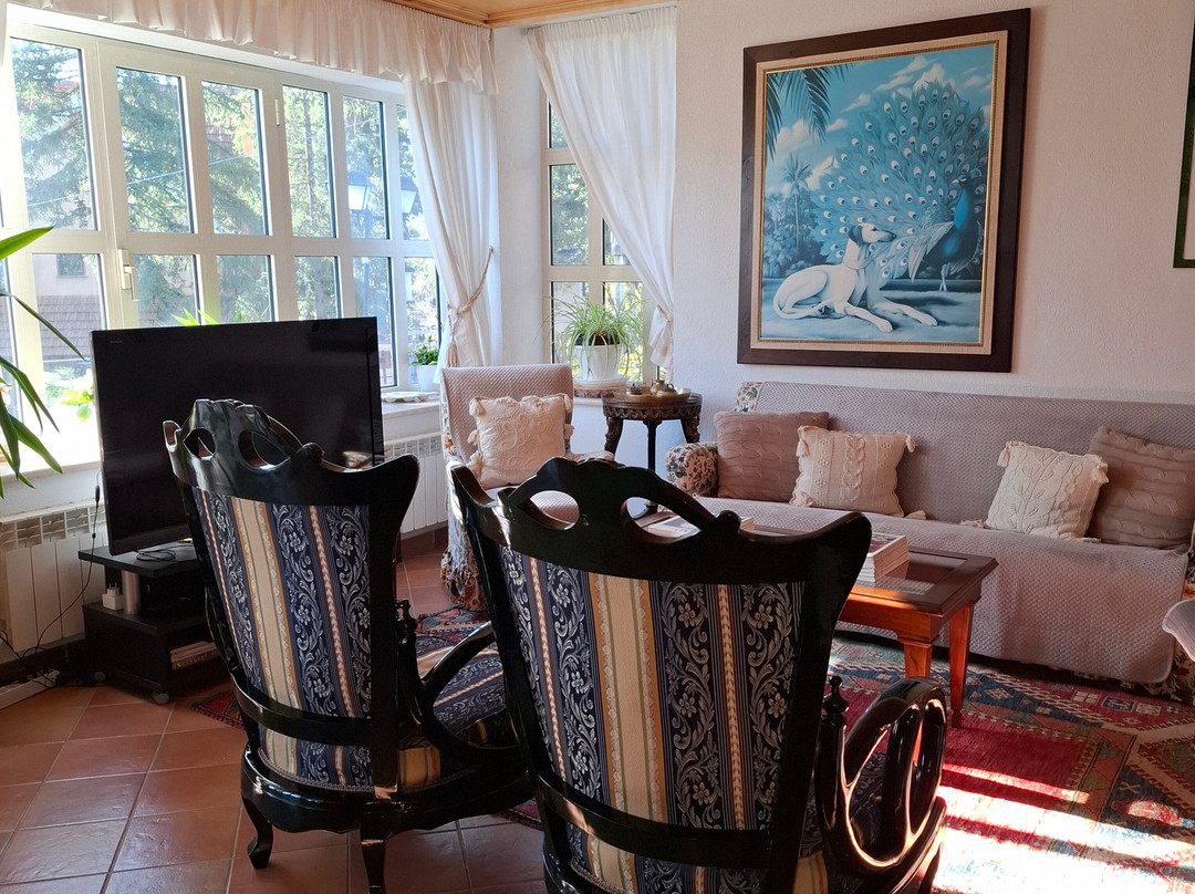 小松鼠酒店主图