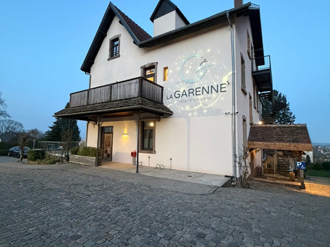 拉加雷纳酒店主图