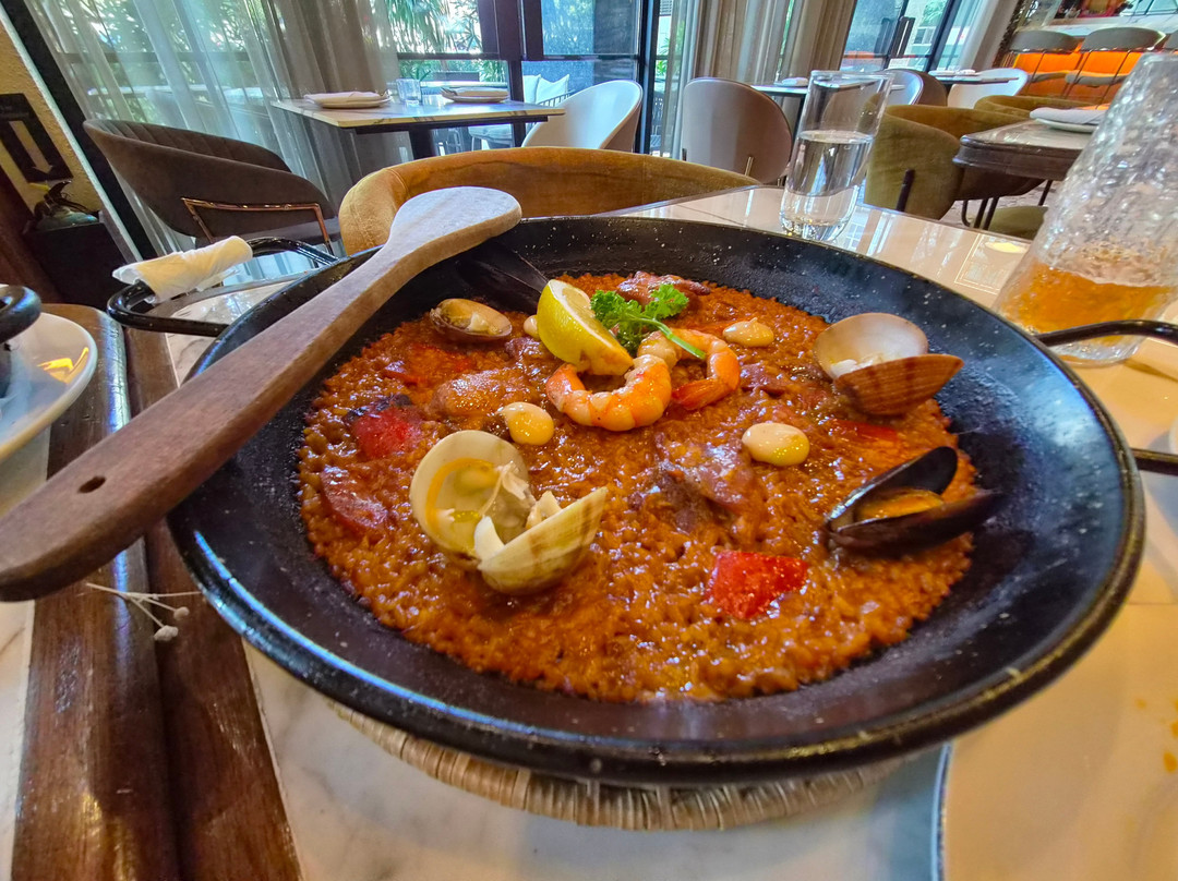 Bueno Tapas & Wine - BGC