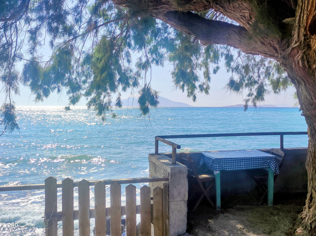 Glyfada Beach-Monolithos必去景点