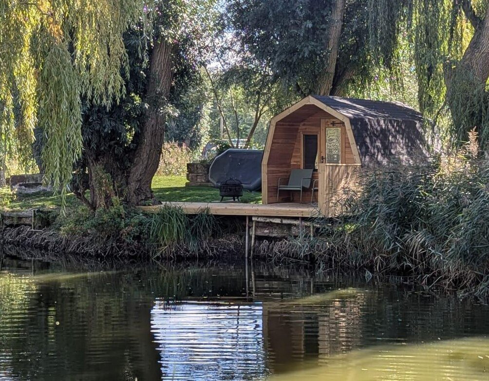 Rum Bridge Fisheries Carp Lake, Twin Bed Pod