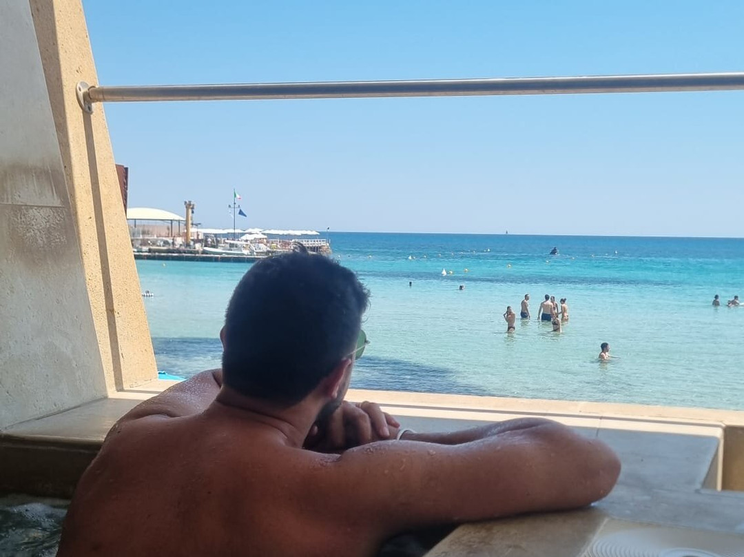 白色海湾酒店主图
