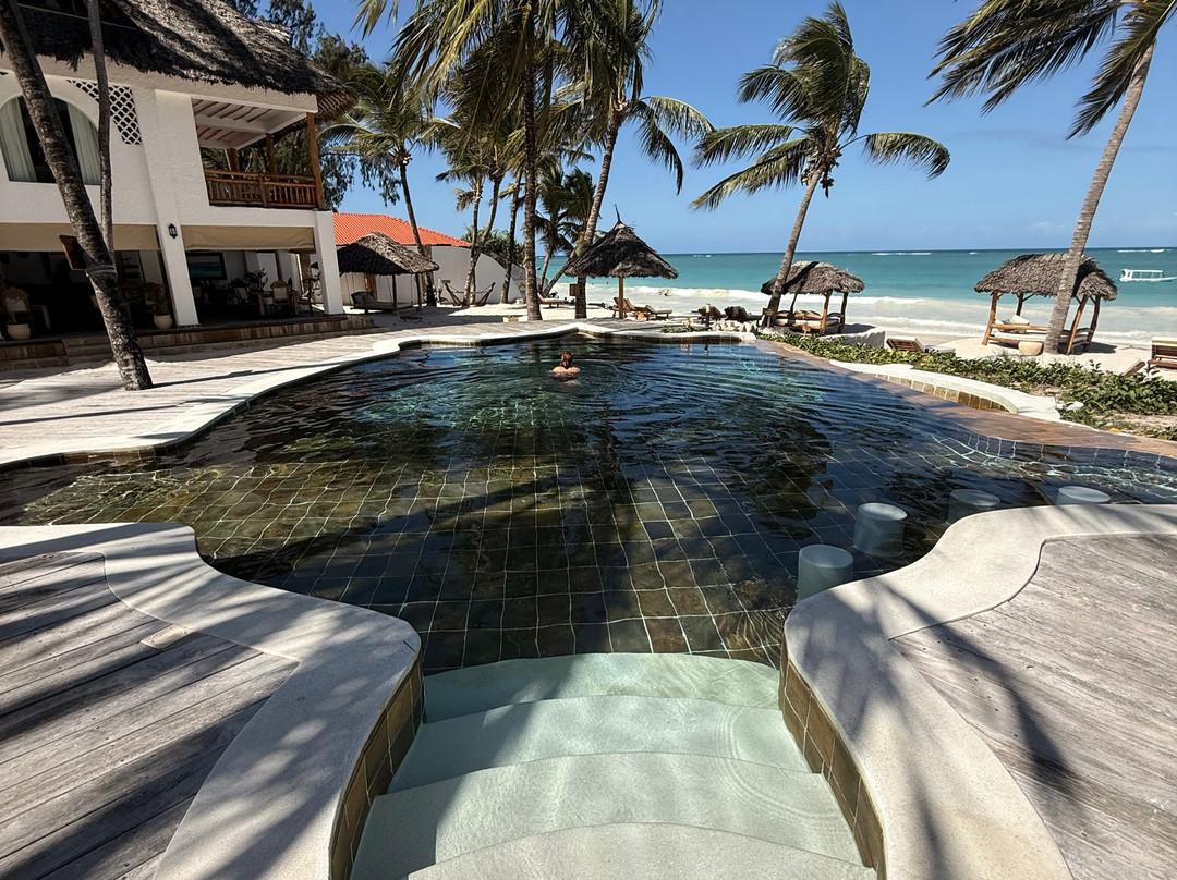爱水人海滩度假村主图
