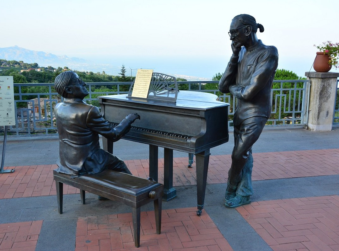 Statua Di Franco Battiato E Lucio Dalla
