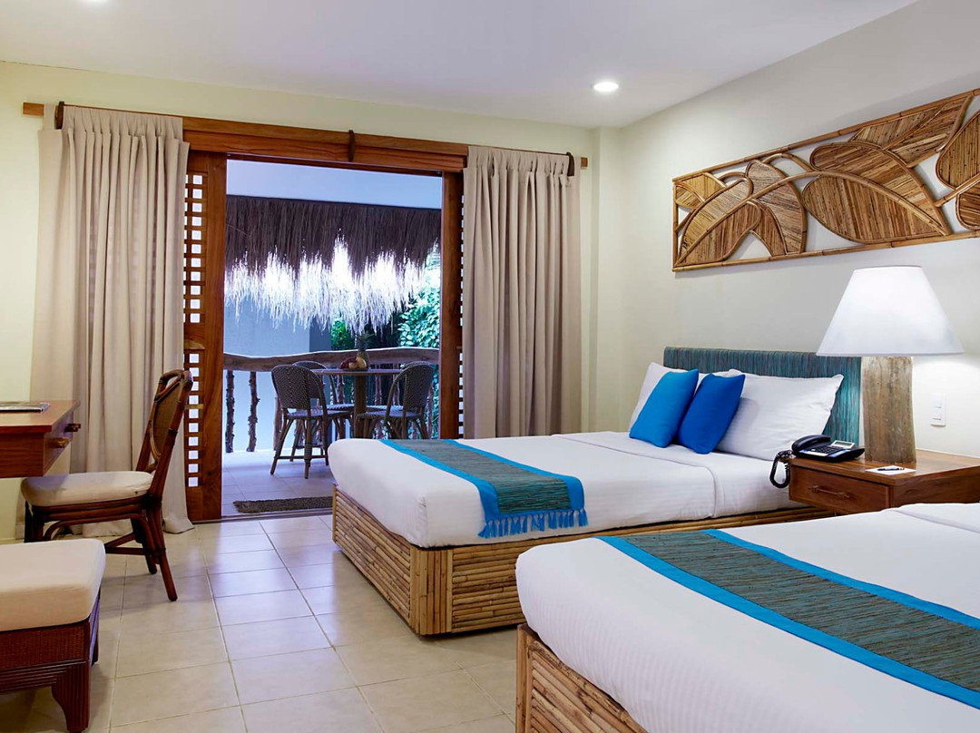 迈瑞柏高蓝水海滩度假村主图