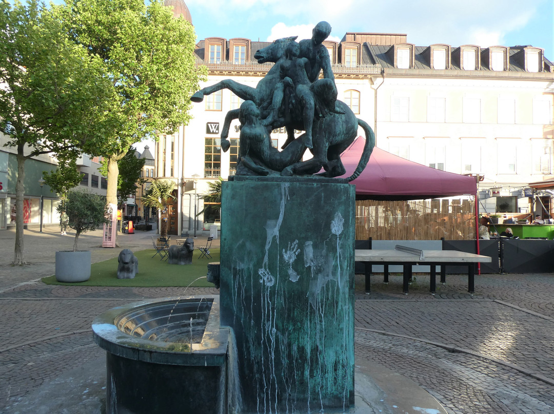 Statyn ''Sabinskorna rövas bort''