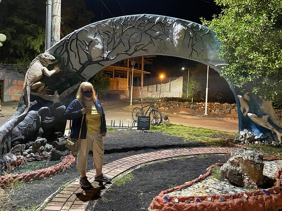 Monumento Darwin-阿约拉港必去景点