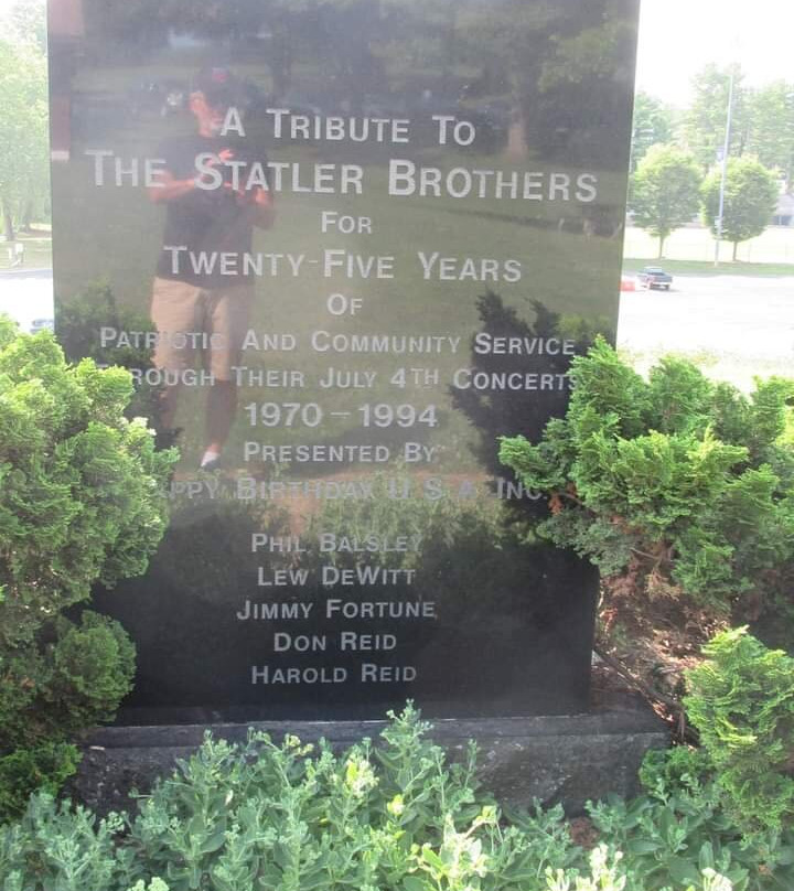 Statler Brothers Tribute Statue景点图片