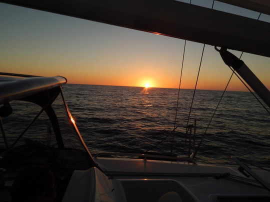 Pacific Coast Sail Charters-欧申赛德必去景点