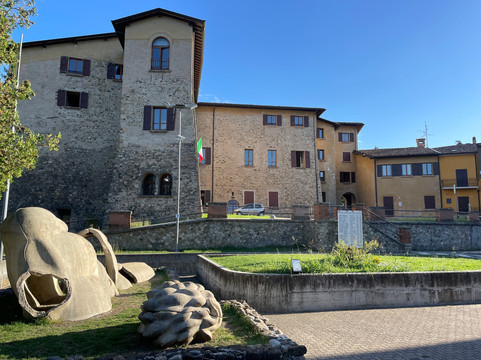 Monumento - Il Gigante Abbattuto