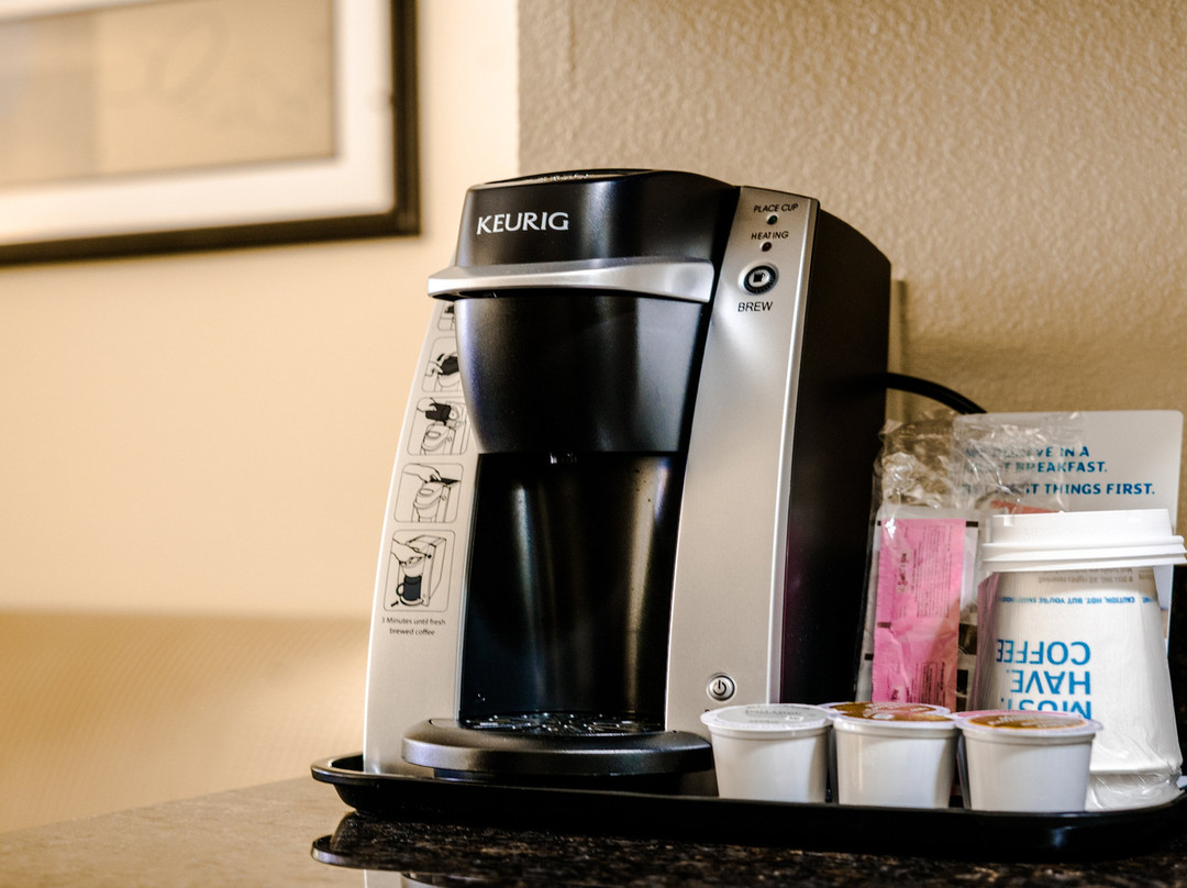 潘帕快捷假日&套房酒店主图