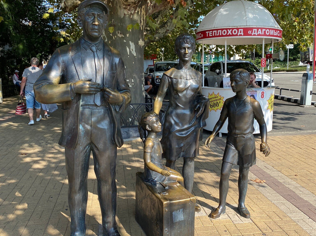 Monument to the Characters of Movie Brilliantovaya Ruka-索契必去景点