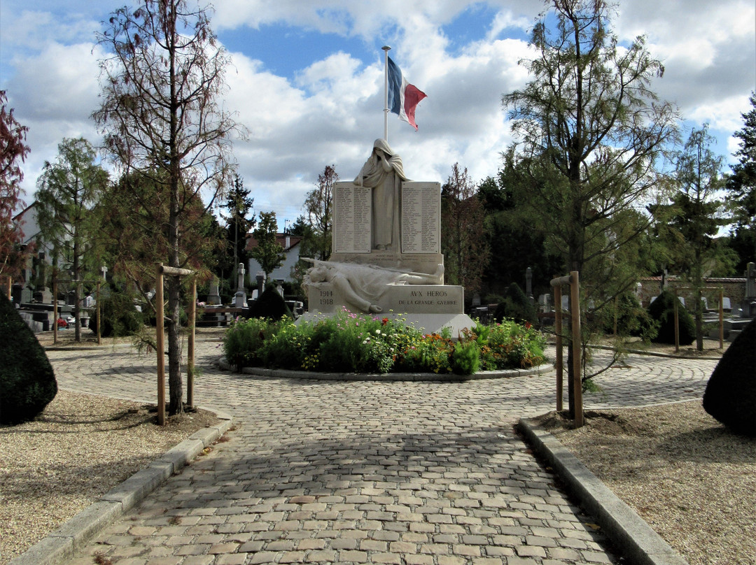 Monument Communal-昂吉安莱班必去景点
