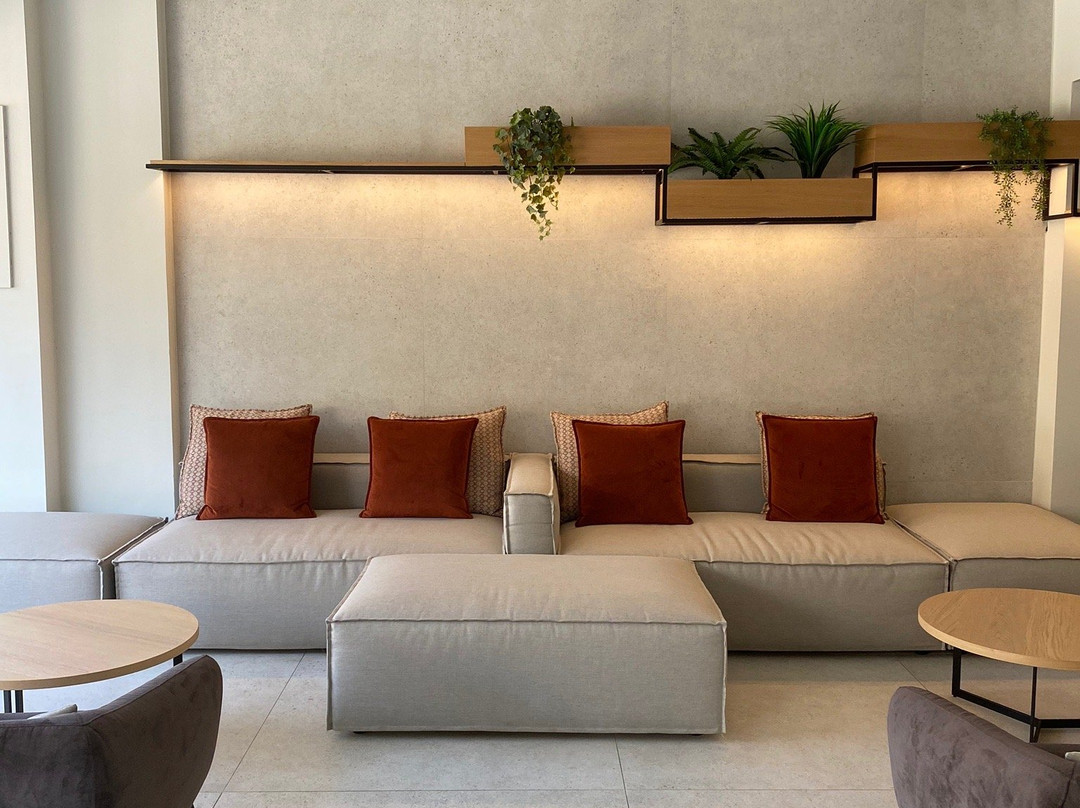 The City Hotel and Suites主图