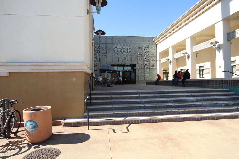 Fontana Lewis Library & Technology-方塔纳必去景点