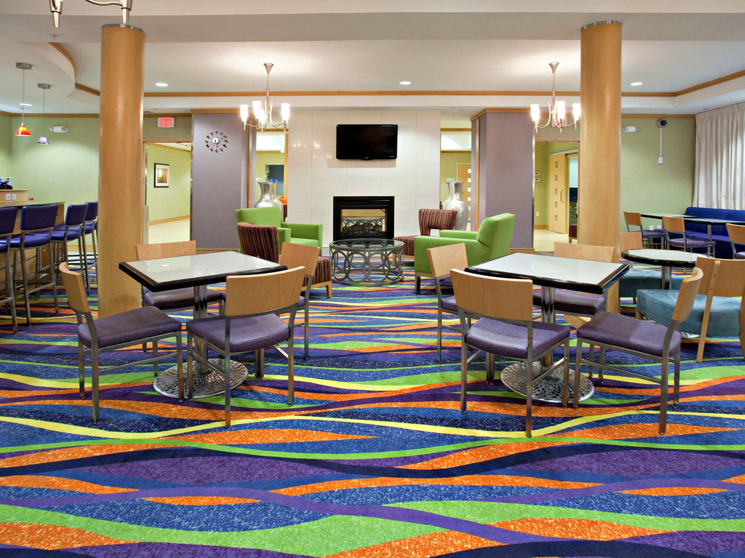 格林河罗克斯普林斯快捷假日&套房酒店主图