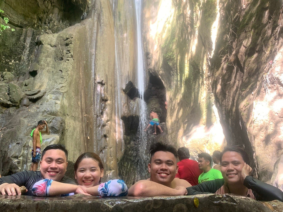 Binalayan Hidden Waterfalls景点图片