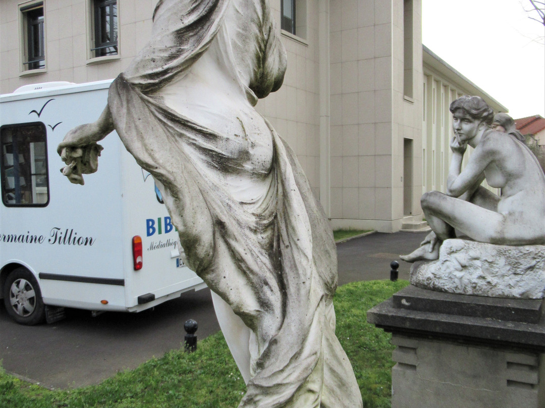 Jeune femme jetant des fleurs