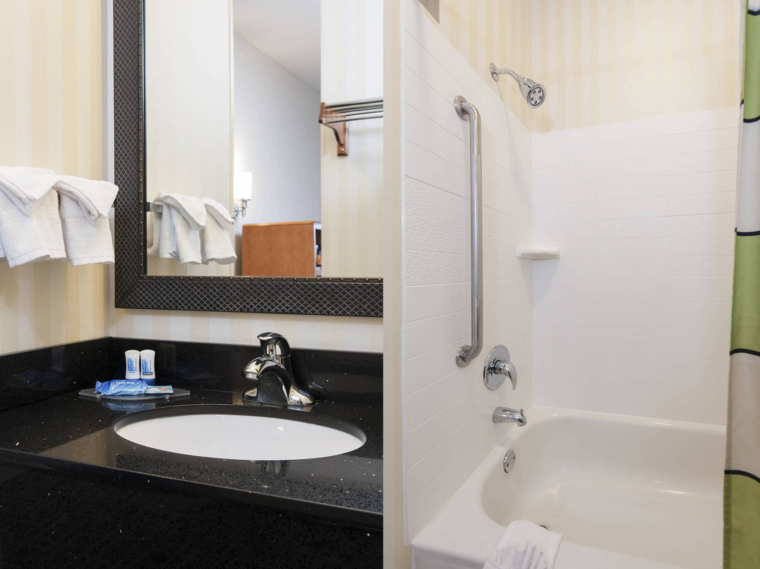 HomeTowne Studios by Red Roof East Lansing - Okemos主图