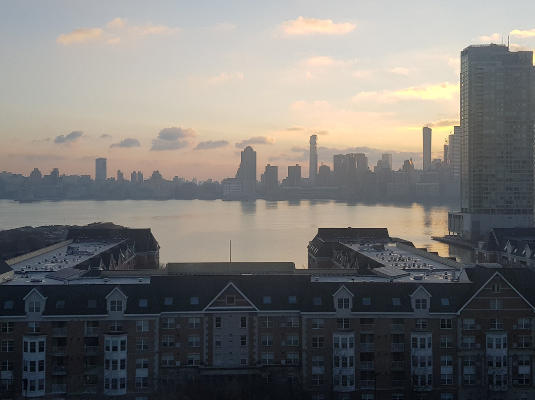 泽西市希尔顿双树套房酒店主图