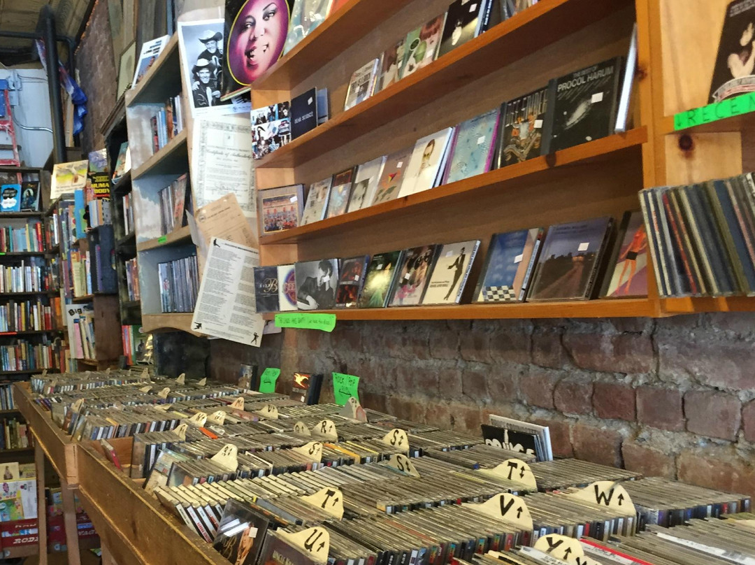 Bruised Apple Books & Music景点图片