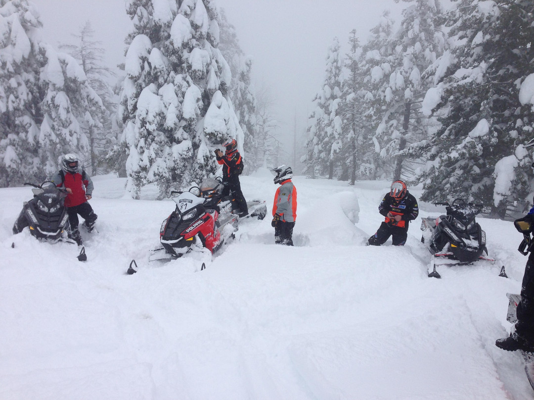 Travelers Snowmobile Rentals-西黄石镇必去景点