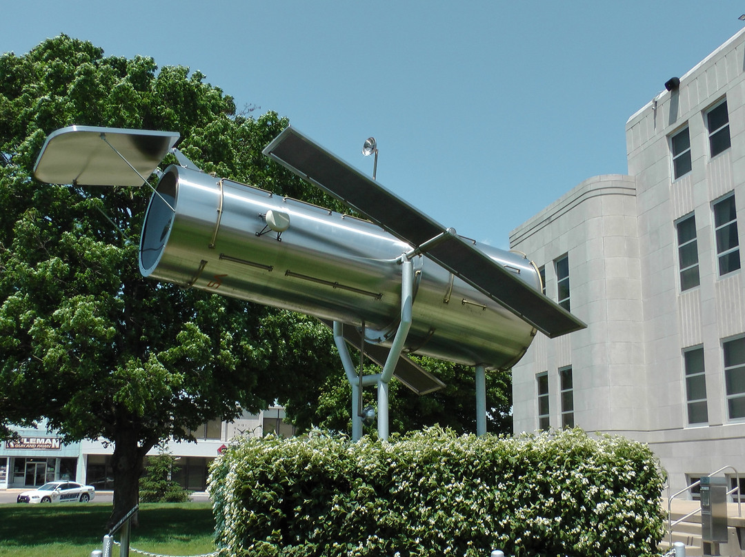 Webster County Circuit Court / Hubble Telescope Replica景点图片