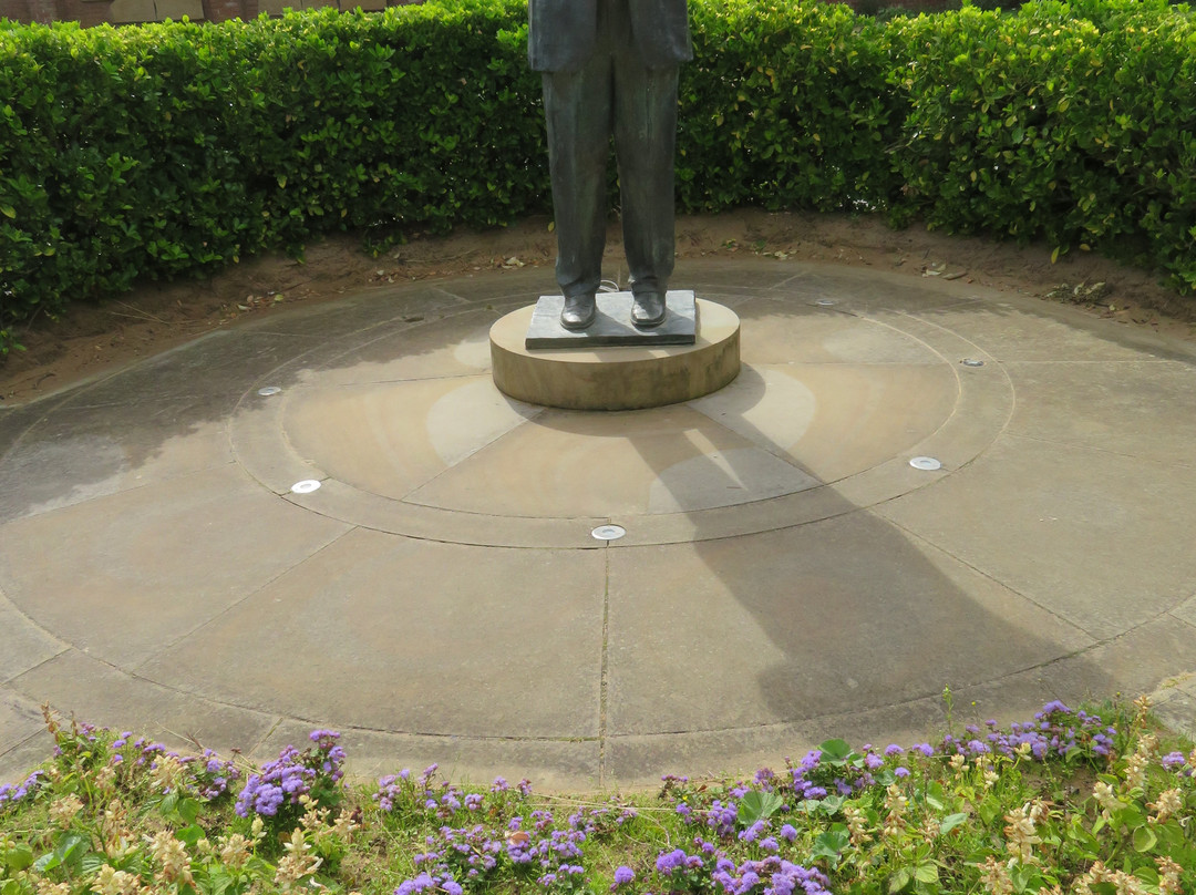 Les Dawson Memorial Statue景点图片
