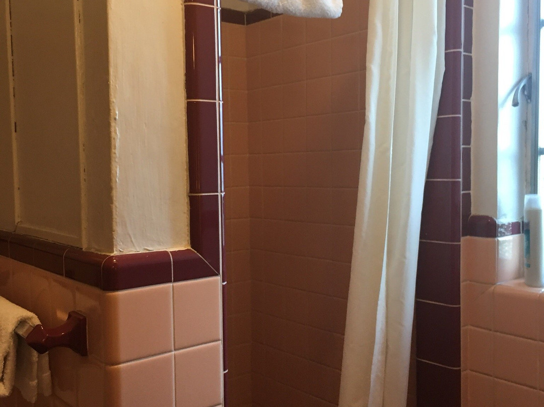 The Golden Inn主图