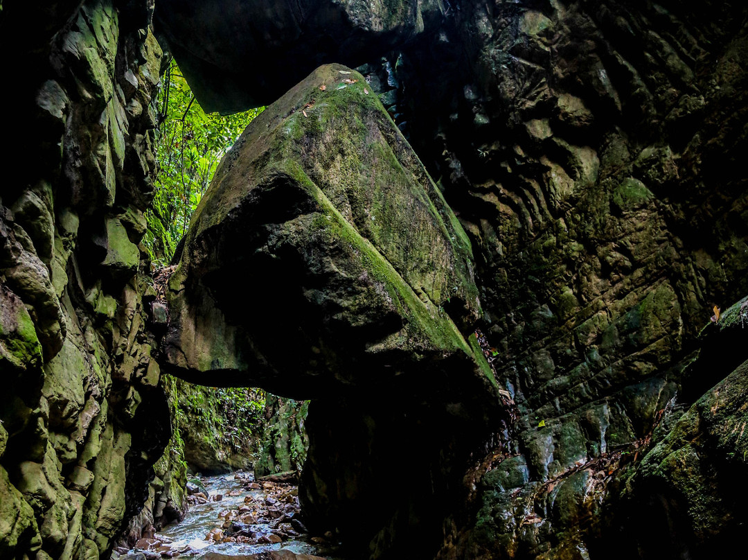 Piedras Colgantes de Samaniato-Kimbiri District必去景点