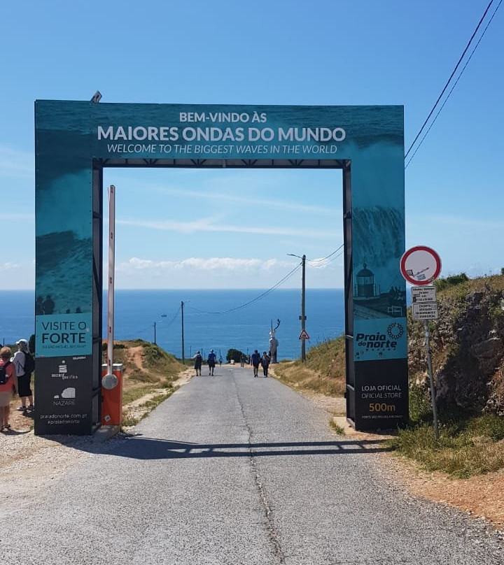 Estatua Homenagem aos surfistas e a Nossa Senhora da Nazare.景点图片