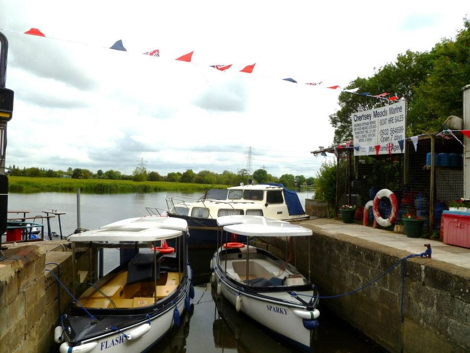 Chertsey Meads Marine Boatyard - Day Boats景点图片