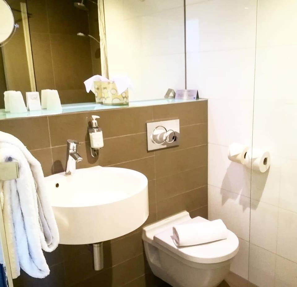 Postillion Hotel Utrecht Bunnik-浴室