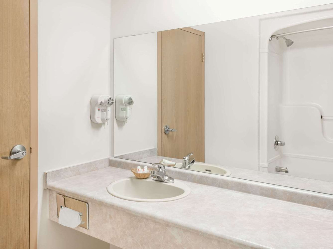 大使温莎大桥速8酒店主图