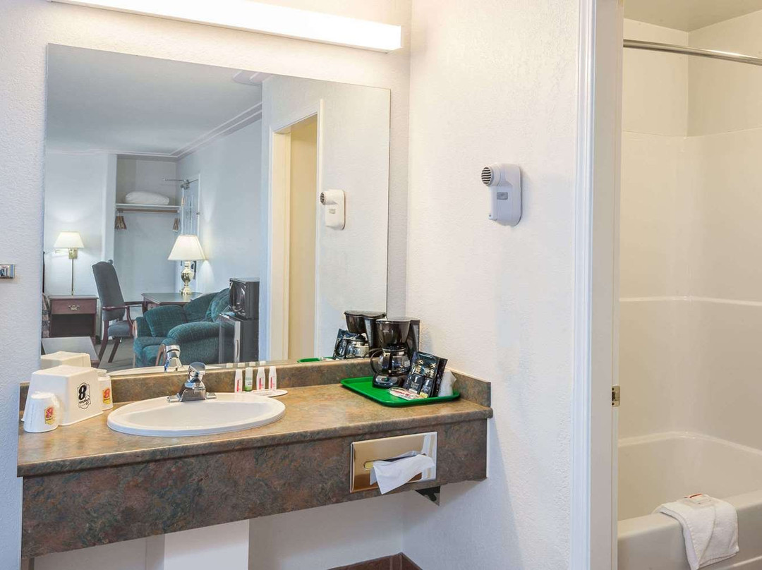 Super 8 by Wyndham 100 Mile House主图