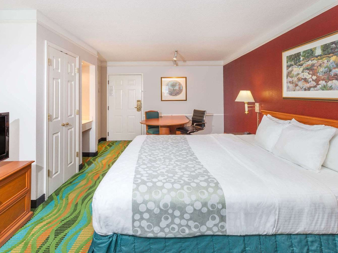 Days Inn & Suites by Wyndham Arlington Heights主图