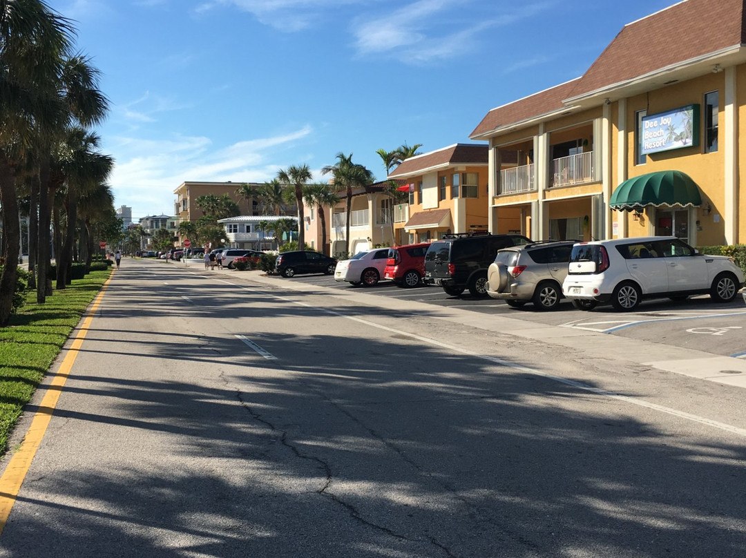 迪杰海滩度假酒店主图