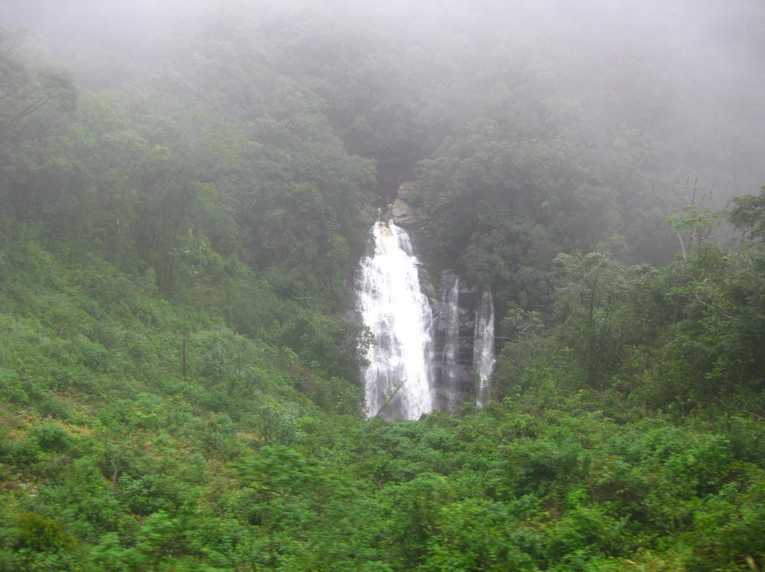 Veu de Noiva Waterfall景点图片
