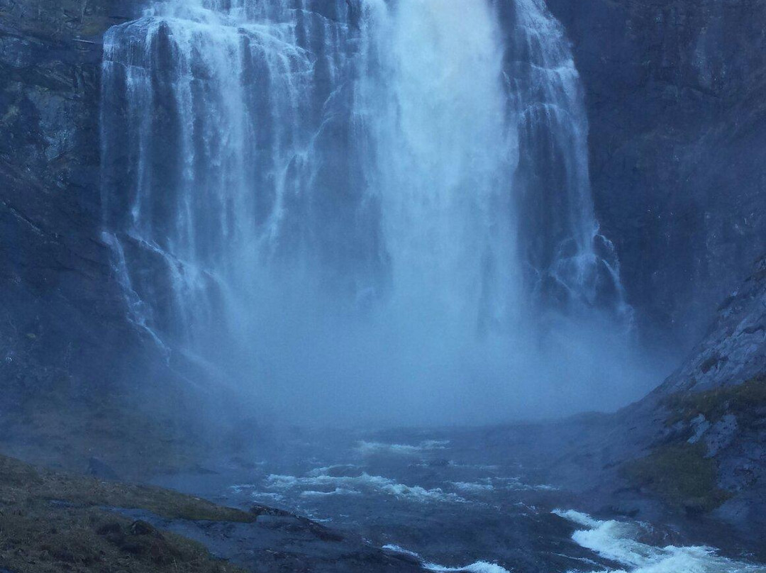 Skjervsfossen Waterfall景点图片