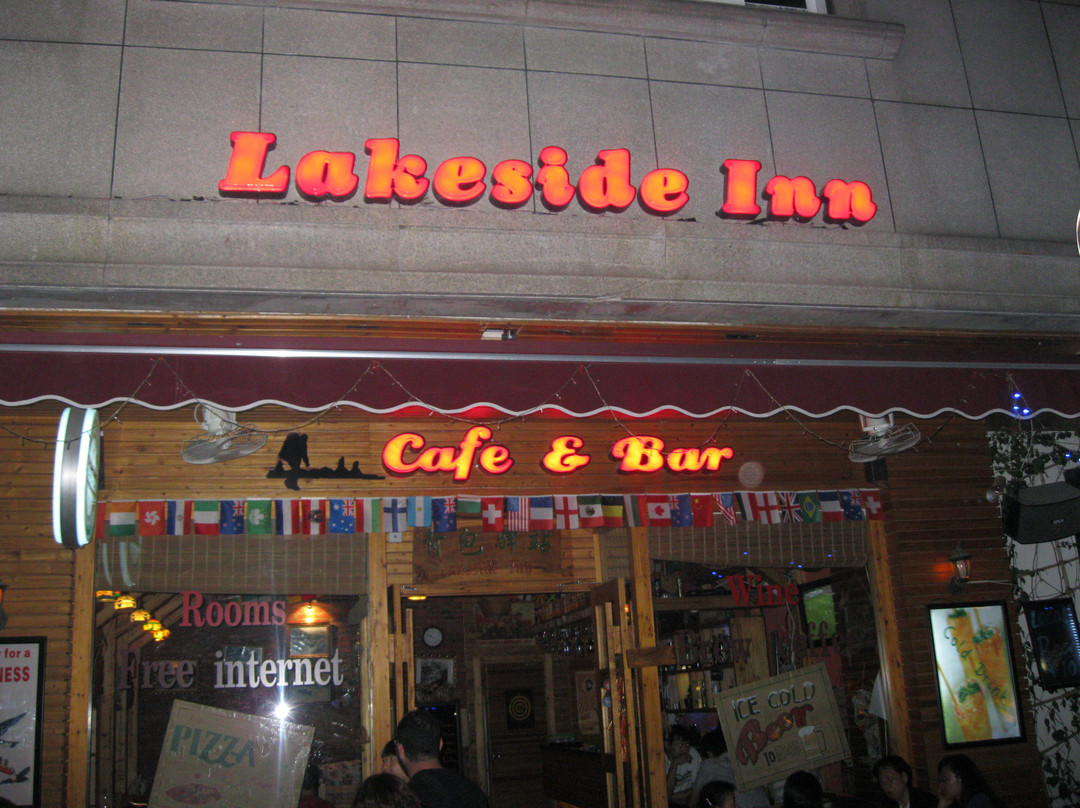 湖畔小屋酒店主图