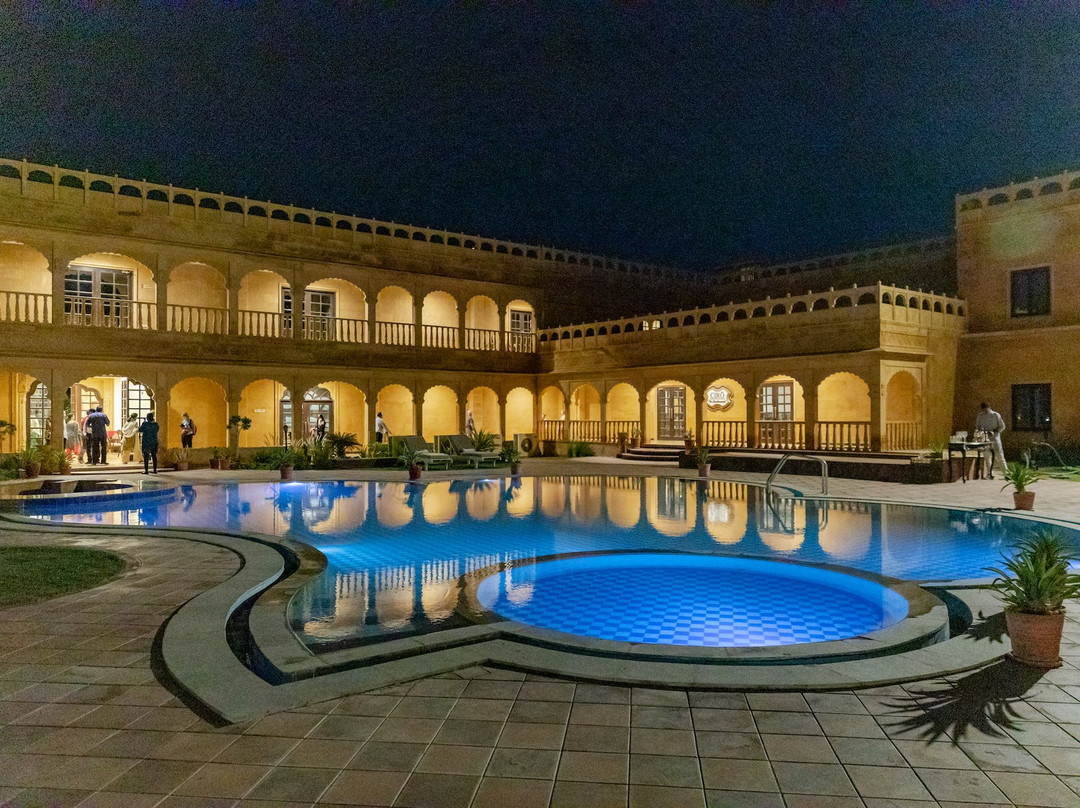 郁金香沙漠酒店主图