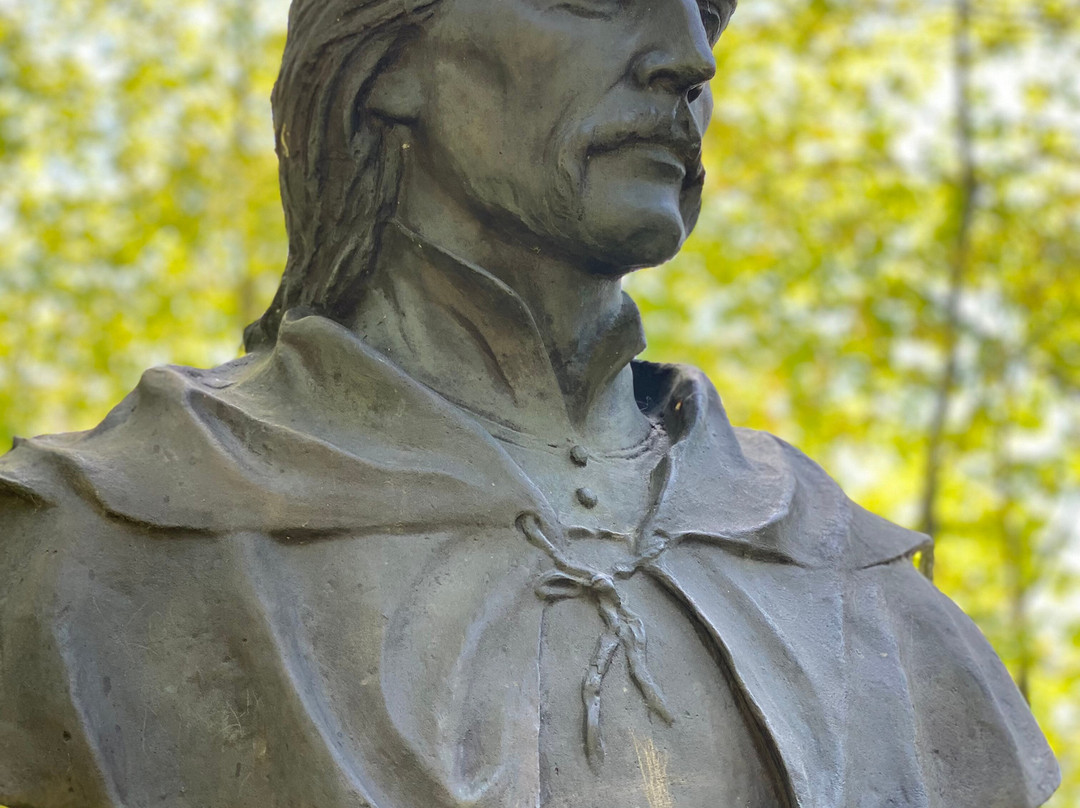 Monument-Bust to Tomas Makowski景点图片